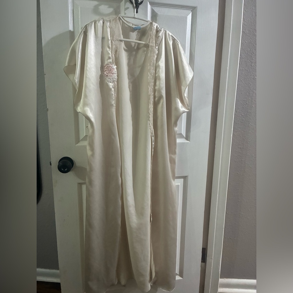 Vintage Women’s Medium Satin Robe - Picture 2 of 10